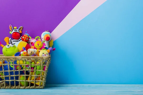 Coleção de brinquedos em caixa no fundo de madeira abstrato. Doação. Espaço de cópia para texto — Fotografia de Stock