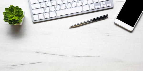 Escritorio blanco con laptop, smartphone y otros suministros de trabajo con taza de café. Vista superior con espacio de copia para introducir el texto. Diseñador de espacio de trabajo en mesa de escritorio elementos esenciales en la disposición plana — Foto de Stock