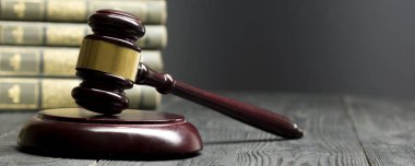 Hukuk konsepti - Beyaz arka planda izole edilmiş bir mahkeme salonunda ya da emniyet teşkilatında ahşap yargıç tokmağı olan bir hukuk kitabı. Metin için alanı kopyala.