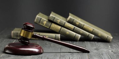 Hukuk konsepti - Beyaz arka planda izole edilmiş bir mahkeme salonunda ya da emniyet teşkilatında ahşap yargıç tokmağı olan bir hukuk kitabı. Metin için alanı kopyala