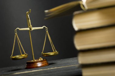Hukuk konsepti - Beyaz arka planda izole edilmiş bir mahkeme salonunda ya da emniyet teşkilatında ahşap yargıç tokmağı olan bir hukuk kitabı. Metin için alanı kopyala.