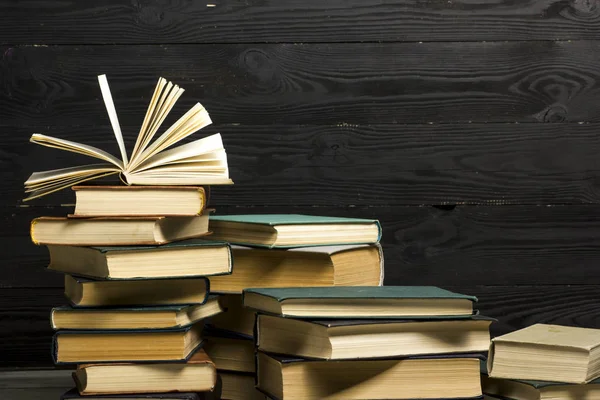 Libro abierto, libros de tapa dura sobre mesa de madera. De vuelta a la escuela. Copiar espacio. — Foto de Stock