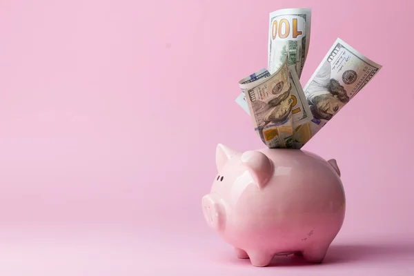 Piggy Bank en gouden munt. Spaar-en financierings concept — Stockfoto