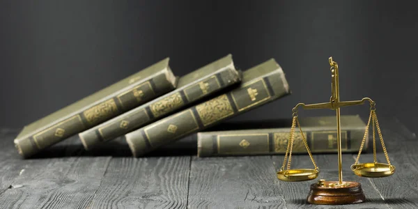 Concepto de ley: libro de leyes abierto con un mazo de jueces de madera sobre la mesa en una sala de tribunal o en una oficina de aplicación de la ley aislada en un fondo blanco. Copiar espacio para texto. — Foto de Stock