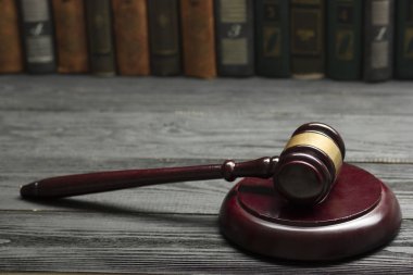 Hukuk konsepti - Beyaz arka planda izole edilmiş bir mahkeme salonunda ya da emniyet teşkilatında ahşap yargıç tokmağı olan bir hukuk kitabı. Metin için alanı kopyala.