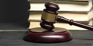 Hukuk konsepti - Beyaz arka planda izole edilmiş bir mahkeme salonunda ya da emniyet teşkilatında ahşap yargıç tokmağı olan bir hukuk kitabı. Metin için alanı kopyala.