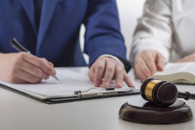 Hukuk, tavsiye ve yasal hizmetler kavramı. Avukat ve takım toplantısı hukuk firmasında avukat.