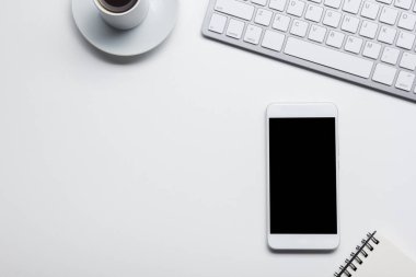 Ofis resepsiyon masası malzemeleri ile. Düz yatıyordu iş işyeri ve nesneleri. Üstten Görünüm. Metin için yer kopyalayın