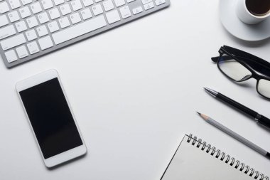 Ofis resepsiyon masası malzemeleri ile. Düz yatıyordu iş işyeri ve nesneleri. Üstten Görünüm. Metin için yer kopyalayın