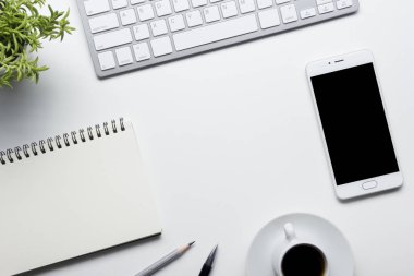 Ofis resepsiyon masası malzemeleri ile. Düz yatıyordu iş işyeri ve nesneleri. Üstten Görünüm. Metin için yer kopyalayın