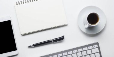 Ofis resepsiyon masası malzemeleri ile. Düz yatıyordu iş işyeri ve nesneleri. Üstten Görünüm. Metin için yer kopyalayın