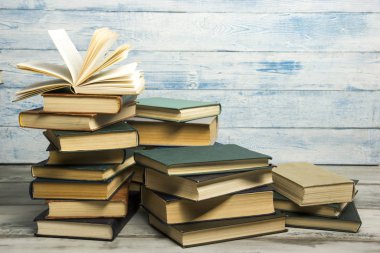 Açık kitap, ahşap masadaki ciltli kitaplar. Okula dönelim. Boşluğu kopyala.