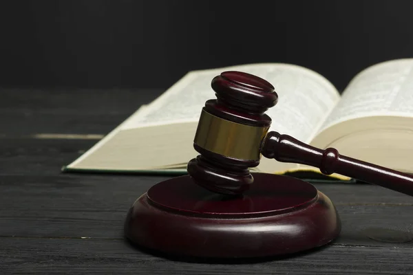 Law concept - Öppen lagbok med en trä domare klubba på bordet i en rättssal eller brottsbekämpande myndighet isolerad på vit bakgrund. Kopiera utrymme för text. — Stockfoto