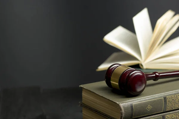 Concepto de ley: libro de leyes abierto con un mazo de jueces de madera sobre la mesa en una sala de tribunal o en una oficina de aplicación de la ley aislada en un fondo blanco. Copiar espacio para texto. —  Fotos de Stock