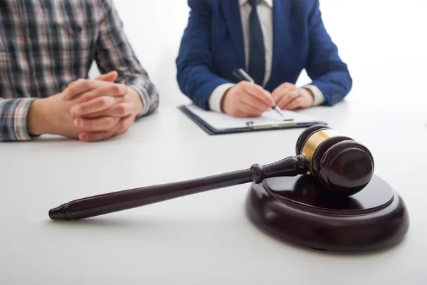 Recht, advies en juridische diensten concept. Advocaat en procureur teamvergadering gelet op law firm. — Stockfoto