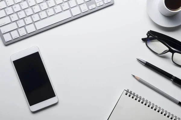 Mesa de escritorio de oficina con suministros. Piso yacía Negocios lugar de trabajo y objetos. Vista superior. Copiar espacio para texto —  Fotos de Stock