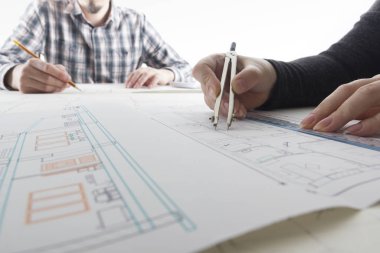 Mimarlar Blueprint, gayrimenkul projesi üzerinde çalışıyor. Mimar işyeri - mimari proje, planları, cetvel, hesap makinesi, laptop ve bölücü pusula. İnşaat kavramı. Mühendislik araçları.