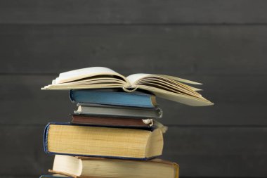 Açık kitap, ahşap masadaki ciltli kitaplar. Okula dönelim. Boşluğu kopyala