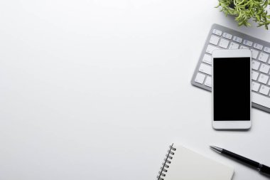 Ofis resepsiyon masası malzemeleri ile. Düz yatıyordu iş işyeri ve nesneleri. Üstten Görünüm. Metin için yer kopyalayın