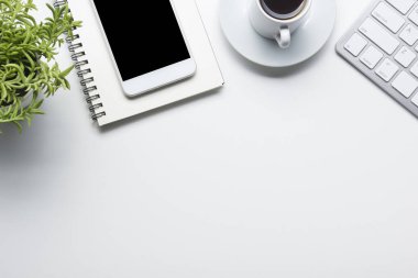 Ofis resepsiyon masası malzemeleri ile. Düz yatıyordu iş işyeri ve nesneleri. Üstten Görünüm. Metin için yer kopyalayın