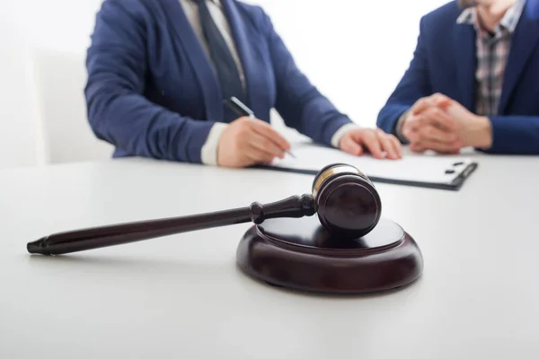 Recht, advies en juridische diensten concept. Advocaat en procureur teamvergadering gelet op law firm. — Stockfoto