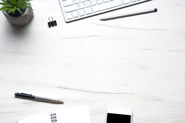 Escritorio blanco con laptop, smartphone y otros suministros de trabajo con taza de café. Vista superior con espacio de copia para introducir el texto. Diseñador de espacio de trabajo en mesa de escritorio elementos esenciales en la disposición plana — Foto de Stock