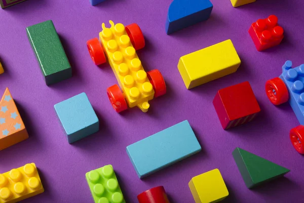 Cadre de jouets colorés pour enfants sur fond en bois. Vue de dessus. Pose plate. Espace de copie pour le texte — Photo