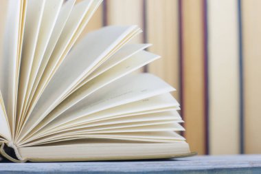 Açık kitap, ahşap masadaki ciltli kitaplar. Okula dönelim. Boşluğu kopyala