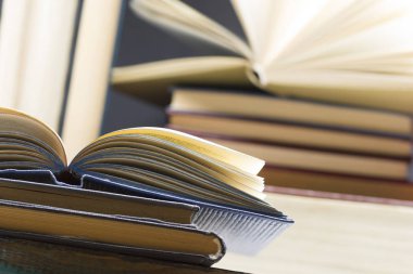 Açık kitap, ahşap masadaki ciltli kitaplar. Okula dönelim. Boşluğu kopyala
