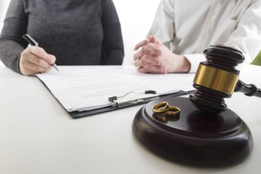 Karı-koca, boşanma, boşanma, fesih, iptal, yasal boşanma belgeleri, boşanma evrakları ya da avukatın hazırladığı evlilik öncesi anlaşma. Evlilik yüzüğü.