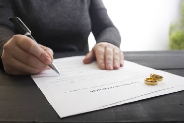 Karı-koca, boşanma, boşanma, fesih, iptal, yasal boşanma belgeleri, boşanma evrakları ya da avukatın hazırladığı evlilik öncesi anlaşma. Evlilik yüzüğü.