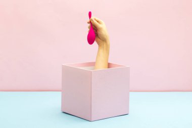 Yetişkinler için seks oyuncağı tutan kadın. Hediye kutusu, özel teklif ve satış zamanı konsepti.