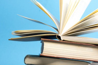 Açık kitap, ahşap masadaki ciltli kitaplar. Okula dönelim. Boşluğu kopyala