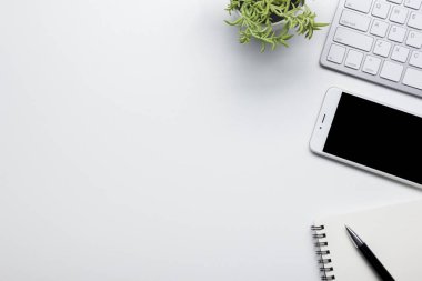 Ofis resepsiyon masası malzemeleri ile. Düz yatıyordu iş işyeri ve nesneleri. Üstten Görünüm. Metin için yer kopyalayın