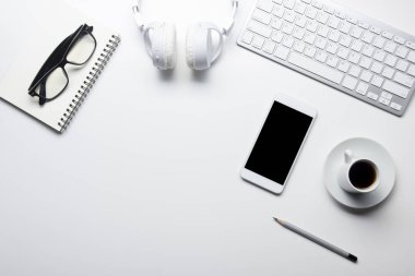 Ofis resepsiyon masası malzemeleri ile. Düz yatıyordu iş işyeri ve nesneleri. Üstten Görünüm. Metin için yer kopyalayın