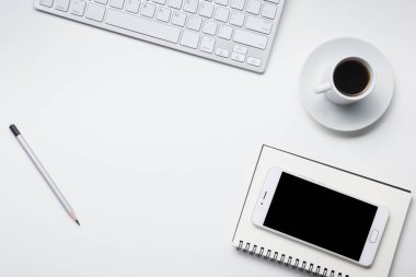 Ofis resepsiyon masası malzemeleri ile. Düz yatıyordu iş işyeri ve nesneleri. Üstten Görünüm. Metin için yer kopyalayın