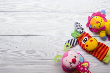 Ahşap arka plan üzerinde renkli çocuk oyuncakları çerçeve. Üst te. Düz yatıyordu. Metin için alan kopyalama.