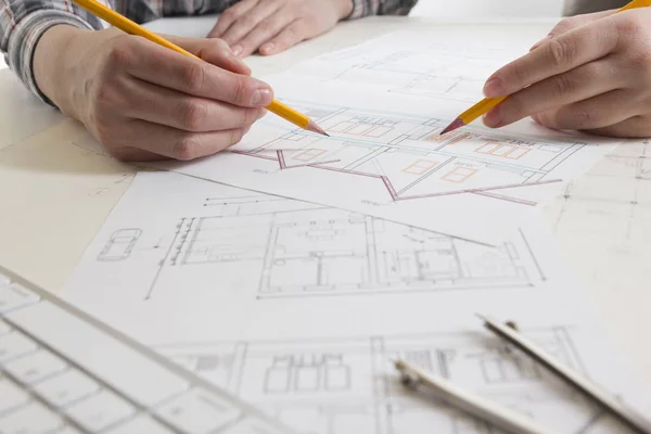 Architekten, die an Bauplänen, Immobilienprojekten arbeiten. Architektenarbeitsplatz. Baukonzept. Technische Hilfsmittel. — Stockfoto