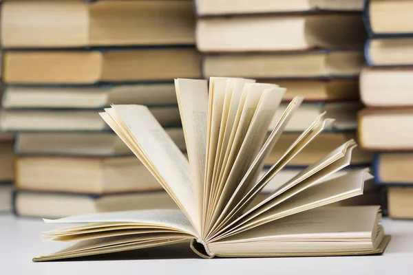 Açık kitap, ahşap masadaki ciltli kitaplar. Okula dönelim. Boşluğu kopyala