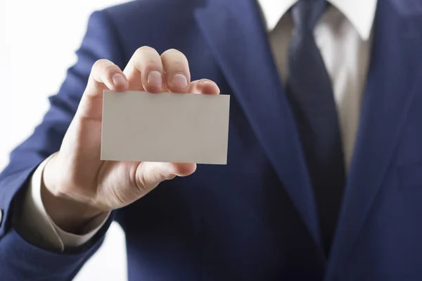 Mano sosteniendo tarjeta de visita blanca sobre fondo blanco — Foto de Stock