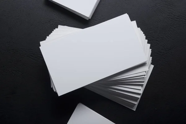 Cartes de visite Mockup sur fond couleur. Flat Lay. espace de copie pour le texte — Photo