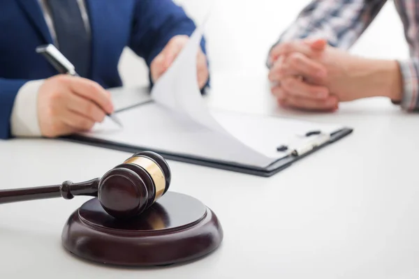 Recht, advies en juridische diensten concept. Advocaat en procureur teamvergadering gelet op law firm. — Stockfoto