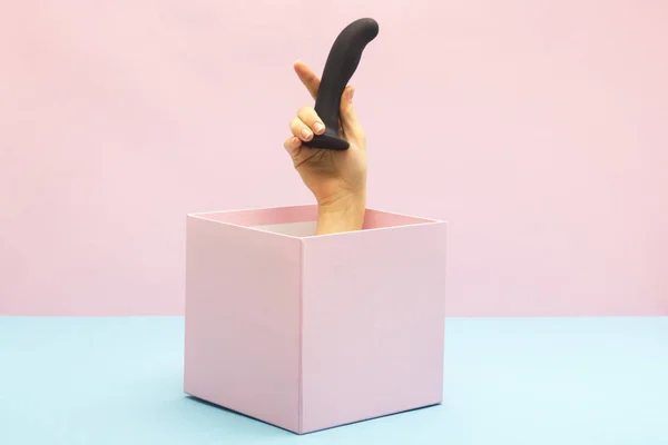 Yetişkinler için seks oyuncağı tutan kadın. Hediye kutusu, özel teklif ve satış zamanı konsepti.