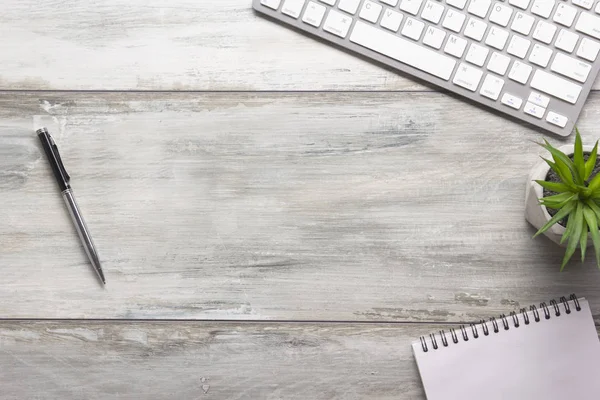 Escritorio blanco con laptop, smartphone y otros suministros de trabajo con taza de café. Vista superior con espacio de copia para introducir el texto. Diseñador de espacio de trabajo en mesa de escritorio elementos esenciales en la disposición plana —  Fotos de Stock