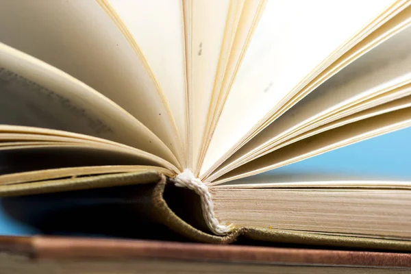 Libro abierto, libros de tapa dura sobre mesa de madera. De vuelta a la escuela. Copiar espacio. —  Fotos de Stock