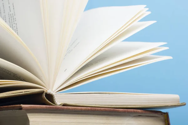 Libro abierto, libros de tapa dura sobre mesa de madera. De vuelta a la escuela. Copiar espacio. —  Fotos de Stock