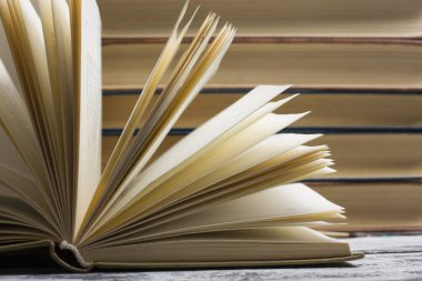 Açık kitap, ahşap masadaki ciltli kitaplar. Okula dönelim. Boşluğu kopyala
