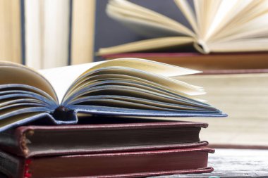 Açık kitap, ahşap masadaki ciltli kitaplar. Okula dönelim. Boşluğu kopyala