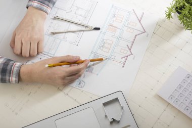 Mimarlar Blueprint, gayrimenkul projesi üzerinde çalışıyor. Mimar işyeri - mimari proje, planları, cetvel, hesap makinesi, laptop ve bölücü pusula. İnşaat kavramı. Mühendislik araçları.