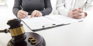 Karı-koca, boşanma, boşanma, fesih, iptal, yasal boşanma belgeleri, boşanma evrakları ya da avukatın hazırladığı evlilik öncesi anlaşma. Evlilik yüzüğü.